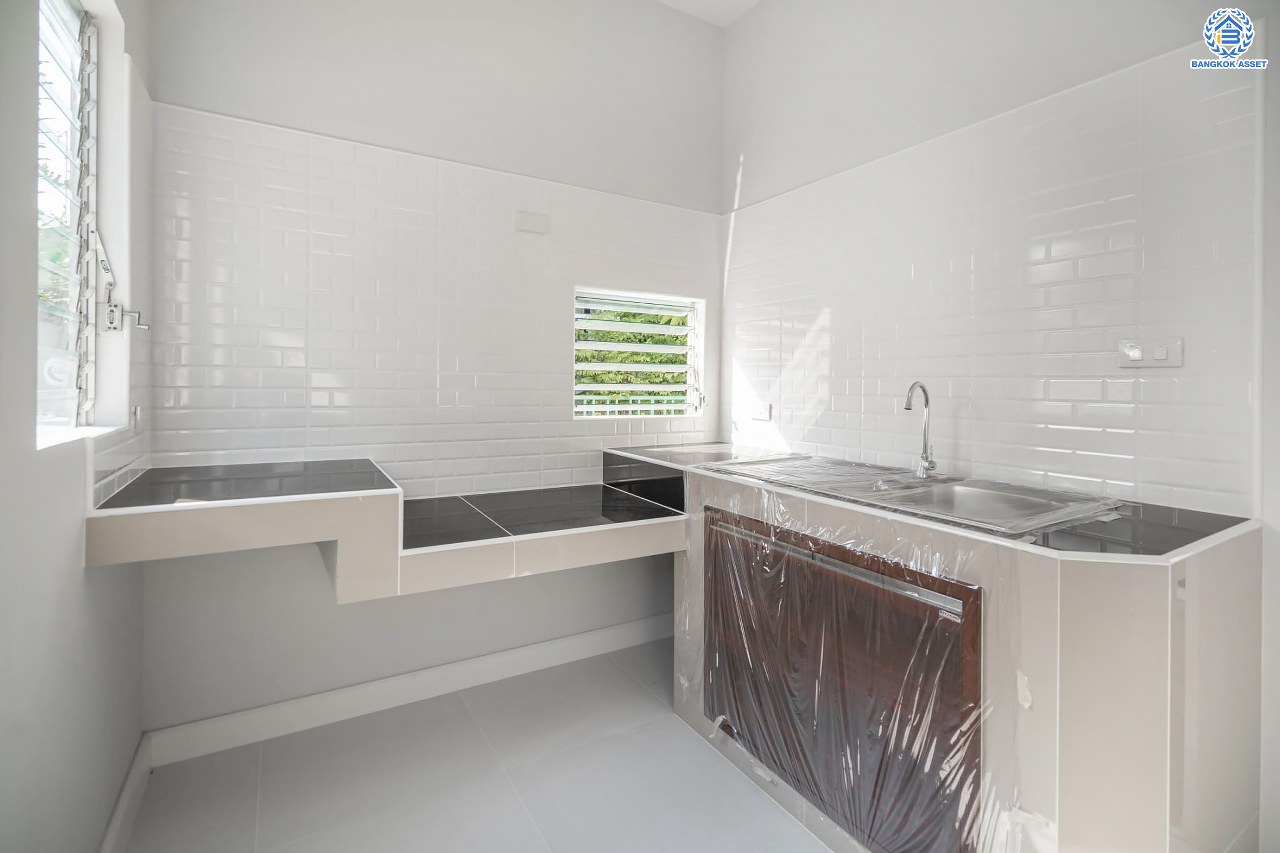 บ้านมือสองตกแต่งใหม่ โครงการ พฤกษ์ลดา พุทธสาคร แบรนด์ LH รองรับทุกความสุข เนื้อที่ 53.1 ตร.ว. ฟังก์ชัน 3 ห้องนอน 2 ห้องน้ำ จอดรถได้ 2 คัน บนทำเลใกล้ The Mall บางแค และเชื่อมต่อถนนเพชรเกษม, ถนนพุทธมณฑลสาย4 ใกล้โครงการรถไฟฟ้าสายสีน้ำเงิน "สถานีหลักสอง"